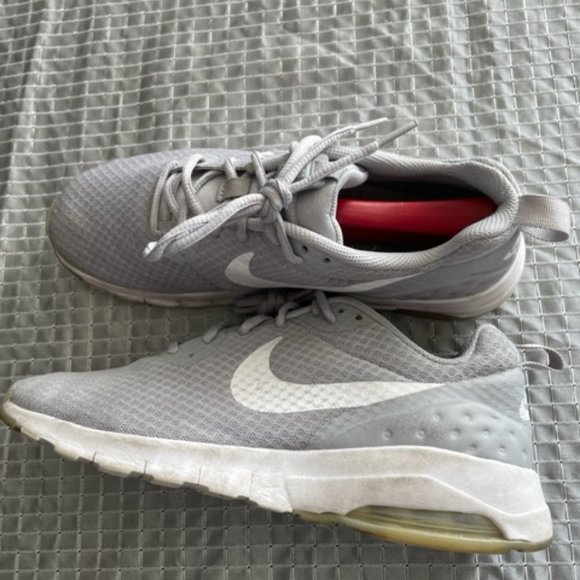 NIKE SNEAKERS SIZE 9 1/2 - Picture 3 of 5